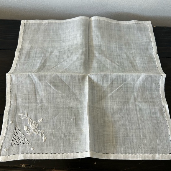 Vintage hand embroidered hankies - Picture 6 of 9